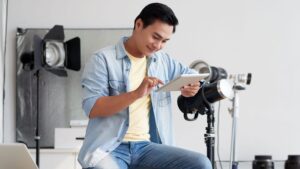 Miura Visual Blog & Insight 3 Freelance creator is working in photo studio