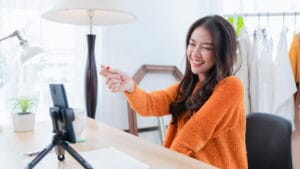 How Much TikTok Affiliate Earn in Malaysia 6 Young Affiliates is sending heart shape hand to her fans and supporter